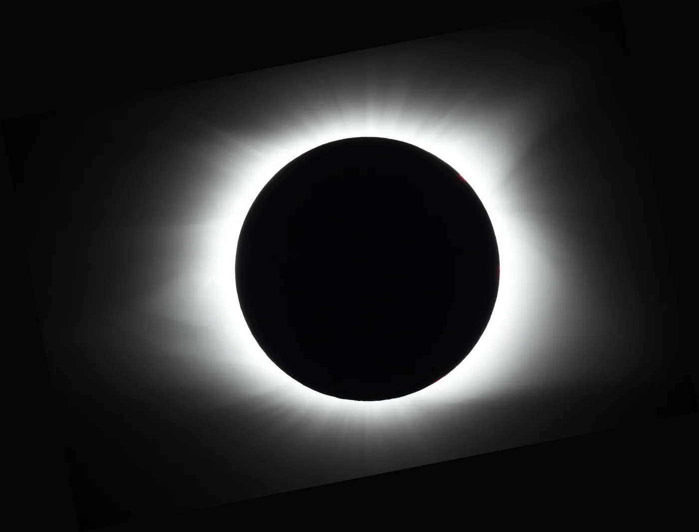 Corona solar durante la totalidad de un eclipse solar