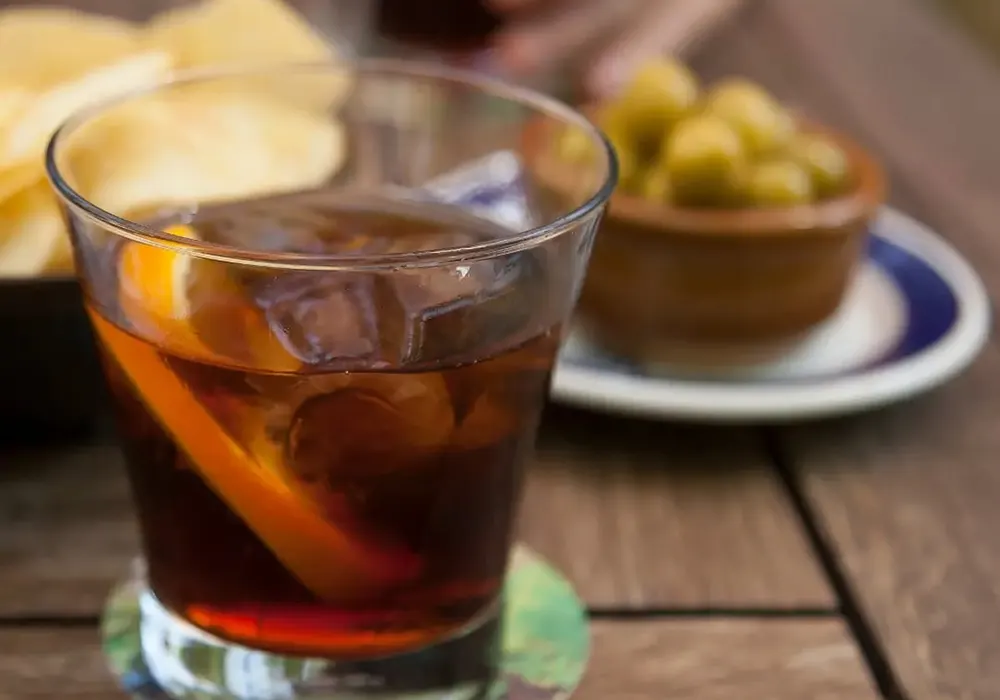 Cata de vermuts en una bodega medieval