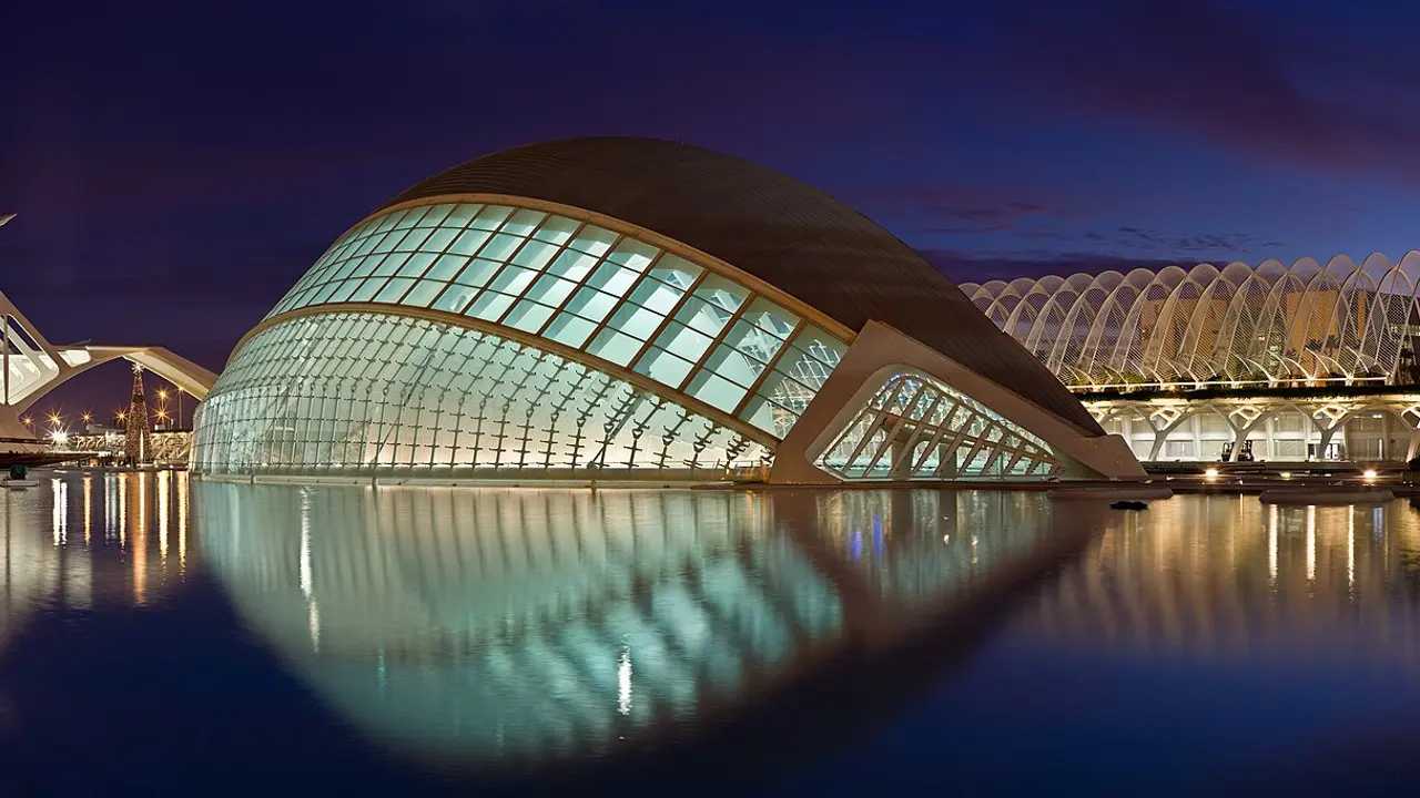 Escapada entre viñedos en València: noche, cata y cena exclusiva