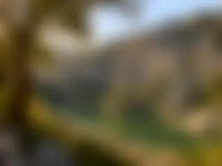 俯瞰水庫的岩柱